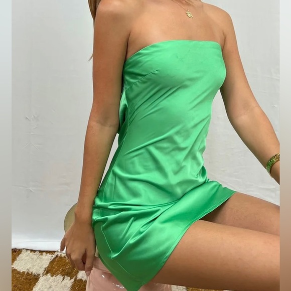 ISABELLES CABINET SATIN GREEN DRESS💚💚 - Picture 3 of 7